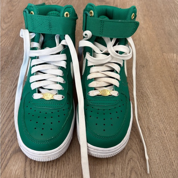 Nike Women's Air Force 1 High SE '40th Anniversary' in the 'Malachite' colorway - Picture 3 of 5